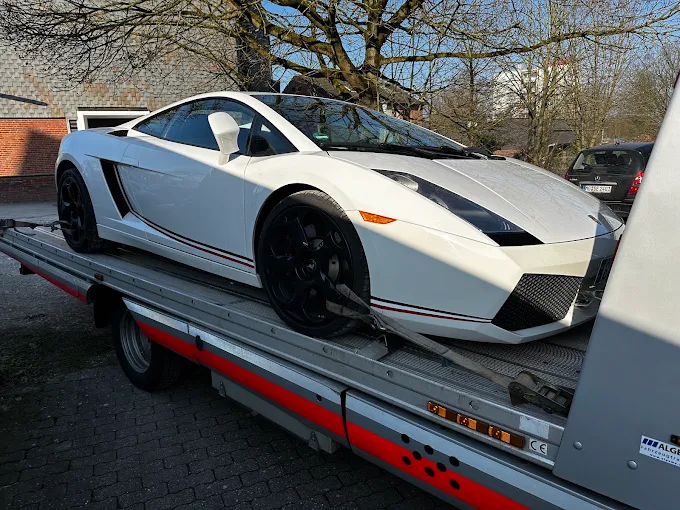 Weißer Lamborghini Gallardo auf der Ladefläche von Eymen’s Abschleppfahrzeug